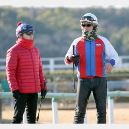 池添(左)と打ち合わせする戸田師