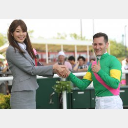 前走Vでは〝神スイング〟稲村亜美と笑顔で握手