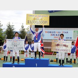 昨年はモレイラ(中央)、武豊(左)、戸崎(右)の順