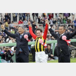 ロゴタイプの皐月賞制覇もM・デムーロ(左が吉田氏)