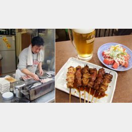 店頭からいいニオイがプ~ン(串焼きを焼く店主)・まずはビールで!(生ビール600円、焼き鳥盛り合わせ630円とトマトとオニオンサラダ350円)