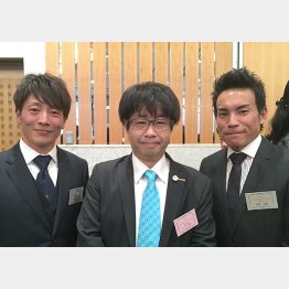 シルクホースクラブのパーティーで笠松の佐藤友則(左)、吉井友彦(右)両騎手と記念撮影