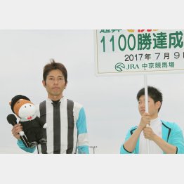 先週、通算1100勝目を挙げた和田(左)