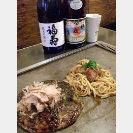 名物「神戸焼」(手前)と「牛ホルモンの旨だれうどん焼き」