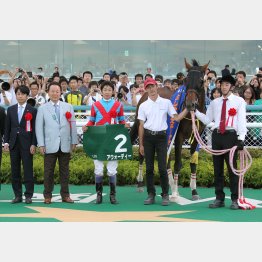 松永幹調教師(左)と武豊騎手(中央)