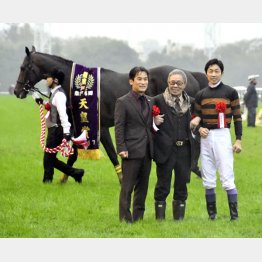 左から、清水久調教師、北嶋三郎オーナー、武豊騎手