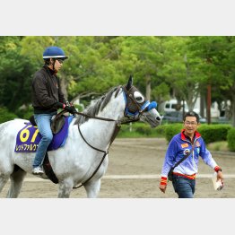 レッドの田辺と打ち合わせをする尾関師