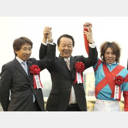 2011年フェブラリーSに勝って前田オーナー(中央)と記念撮影(左は安田調教師)