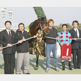 シルクフェイマスは04年京都記念に買って5連勝(右から鮫島師、四位騎手、持ち乗り、筆者)