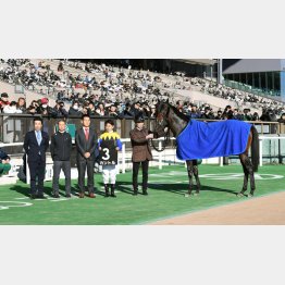 セントポーリア賞を勝ったカントルと藤原調教師(左)