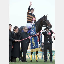 GⅠ7勝目は有馬記念だった(2017年12月24日、武豊騎手と北島オーナー=中央)