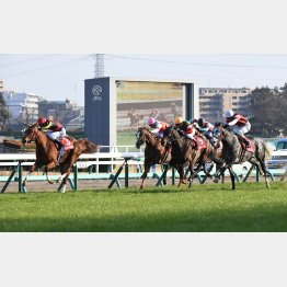 中山記念は見せ場以上の内容(左)