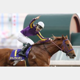張田昂は派手なガッツポーズ