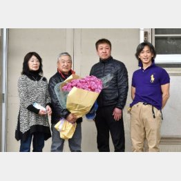 木曜の引退セレモニー(左からみゑ子夫人、星野師、土田厩務員、星野助手)