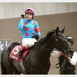 ①着クールキャット(ルメール騎手)「長く脚を使って伸びてくれました」