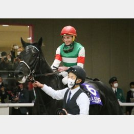 ①着ヴェラアズール（ムーア騎手）「大変いい動きをする優秀な馬。さらに強くなっていくと思います」