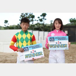 永島（右）は８月の佐賀でトライアルラウンド１戦目に勝利（左は加茂）