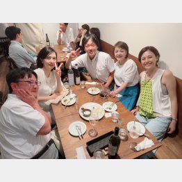 昨年の夏。以前NHKの中継に出ていた岩田久美さん（左から２人目）、梅田陽子さん（一番右）と