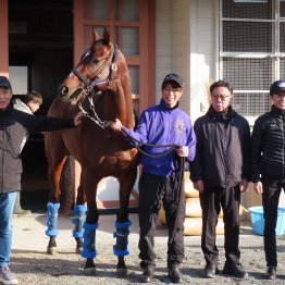 ドウデュース、９時に第２の馬生に向けて栗東を後に