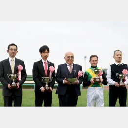 中山牝馬Sの表彰式(牧浦師は左から2人目)