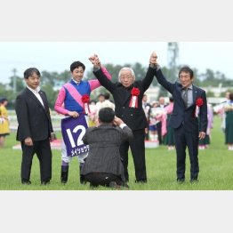 ①着メイショウタバル(武豊騎手)「オーナーや石橋調教師など人の縁がつないでくれたのも感じる、格別の勝利でした」