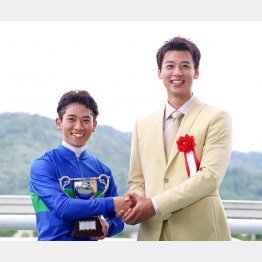 ラジオＮＩＫＫＥＩ賞で３年ぶりの重賞制覇。右はプレゼンターの竹内凉真