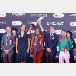 ①着カランダガン（バルザローナ騎手）「欧州で年度代表馬となり、日本一にもなった。最高のチャレンジを誇りに思っています」